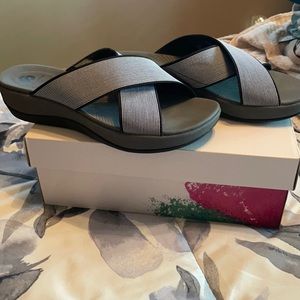 Cloudsteppers by Clark’s “Arlin Elin” style. EUC